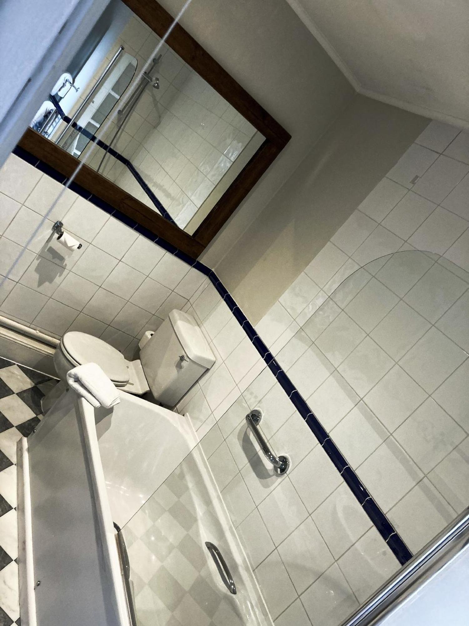 Inn For All Seasons Берфорд Номер фото